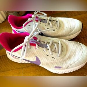 Nike Revolution 5 Girls Size 6Y White Purple‎ Athletic Shoes Sneakers BQ5671-018